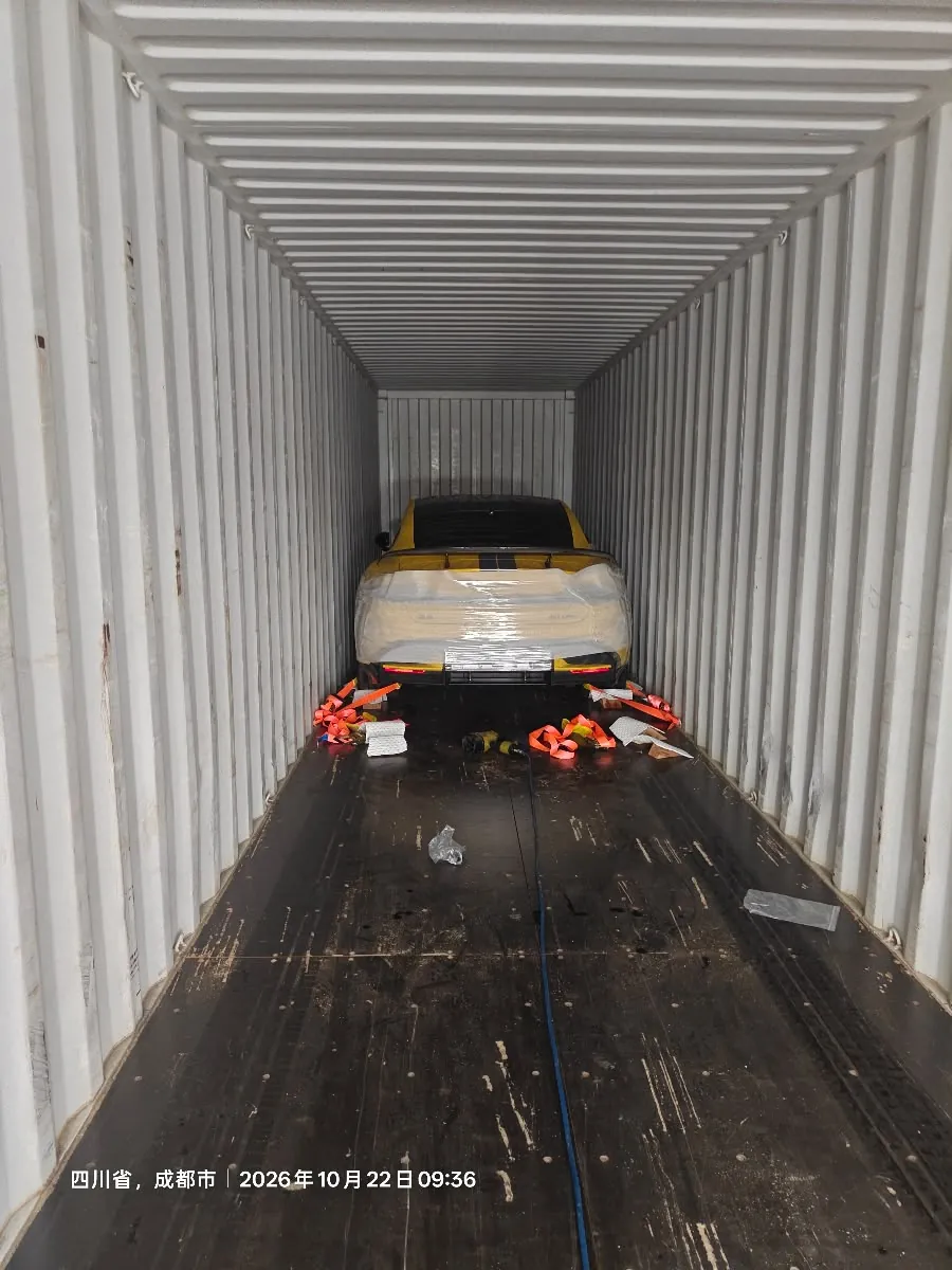 Eigenes Foto: Blick in den Container, der SU7 Ultra steht ganz hinten